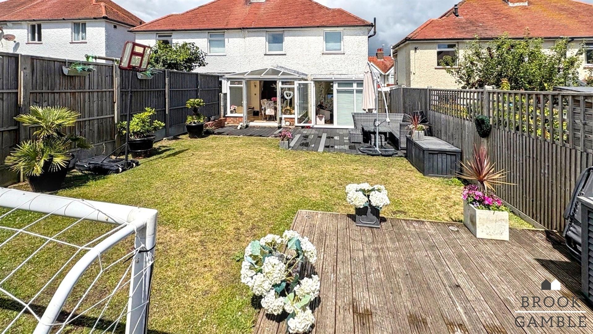 3 Bedroom House. Downs Avenue in Eastbourne, East Sussex 2
